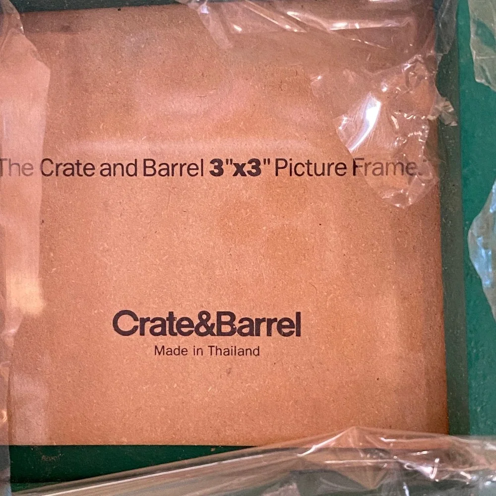 NEW‎ Crate & Barrel 6-1/4” Emerald Green Wooden Scallop-Edge Photo Frame